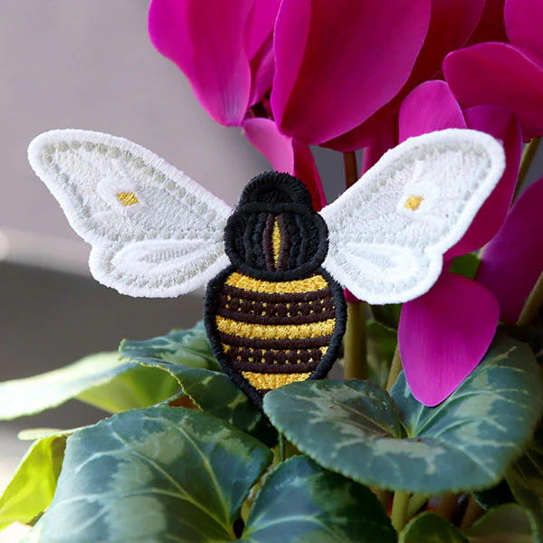 Free-Flying with Texture Bumble Bee (In-the-Hoop) - Image 2